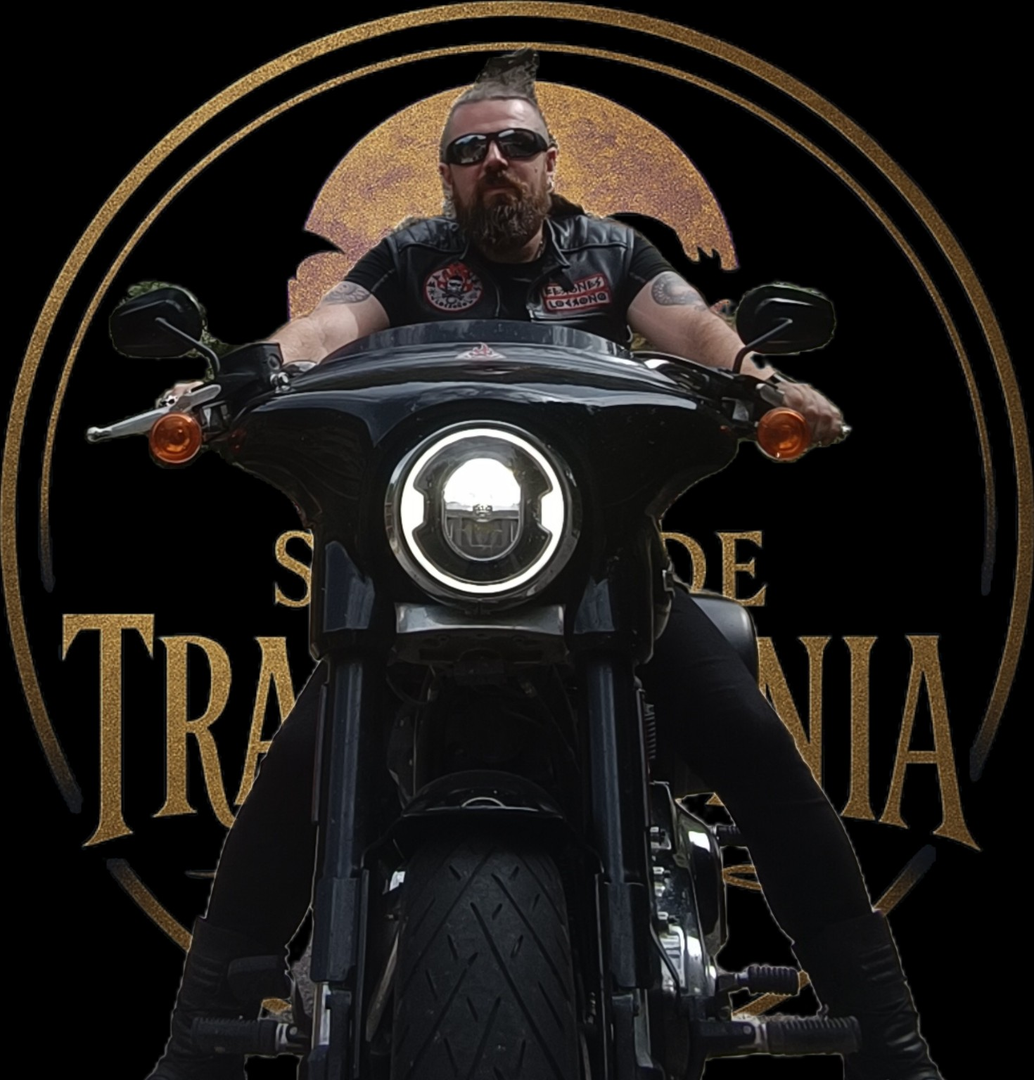 Maxim en moto con fondo dorado